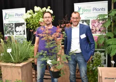 Jan-Willem Wezelenburg (breeder and treegrower) with his variety Brown Sugar and Van Vliet plants, the link between growers and the market. Worldwide, they put new varieties of different breeders on the market. e